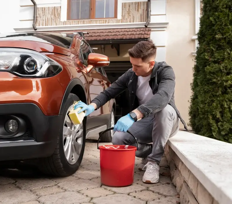 Lavage auto à domicile Flin : professionnel intervenant sur un véhicule